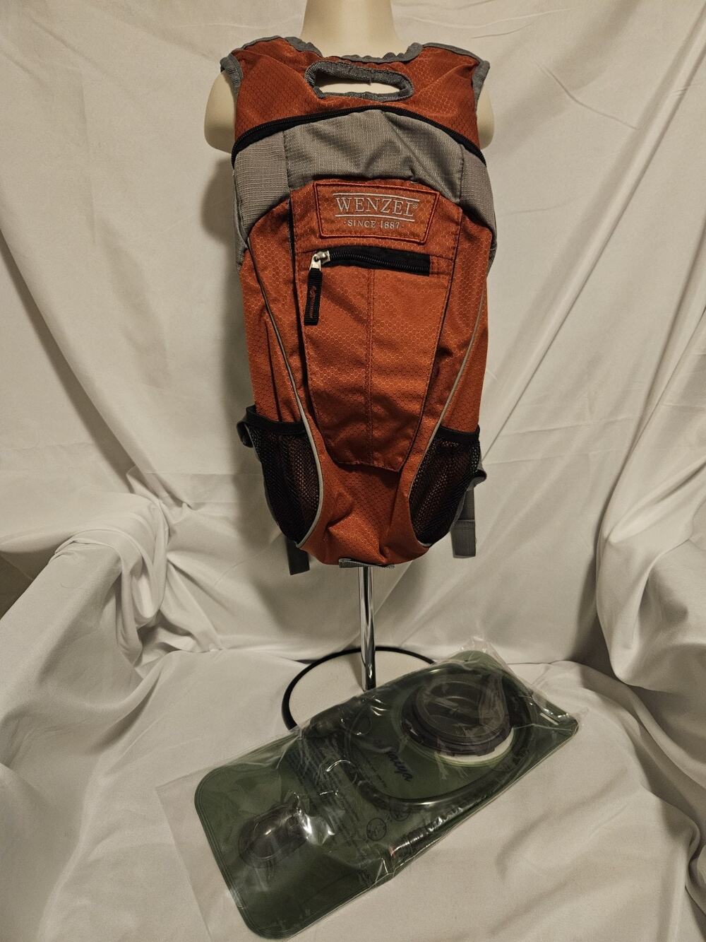 WENZEL ULTRA-LIGHT HYDRATION BACKPACK WITH NIB WATER BLADDER